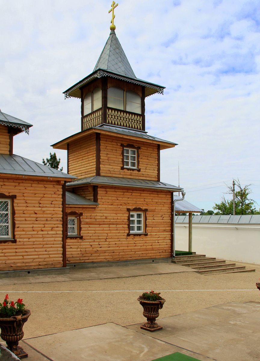 Колокольня церкви., архитектурные детали. Симанский Спасо-Казанский монастырь. Церковь Иоанна Кронштадтского, Остров (Островский район, Псковская область)