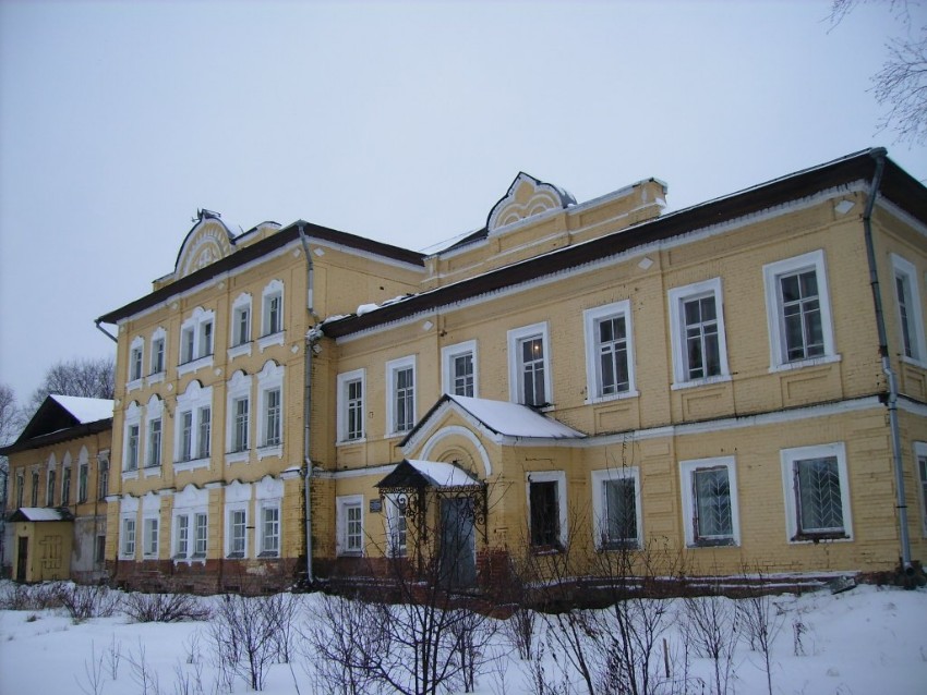 Горний Успенский женский монастырь, Вологда (Вологда, город, Вологодская область). дополнительная информация, Бывший  дом  для  воспитаниц  монастырского  приюта,  на  дальнем  плане - пристроенный  игуменский дом.		      