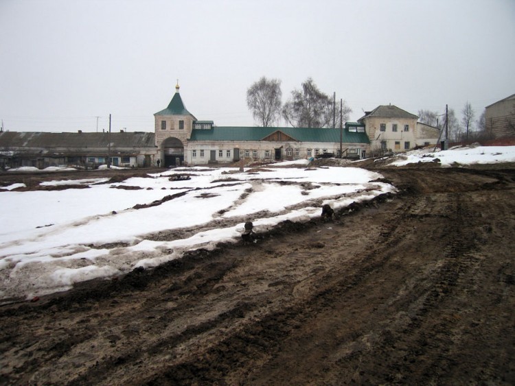 Спасо-Преображенский мужской монастырь, Преображенский (Краснослободский район, Республика Мордовия). дополнительная информация, Надвратная церковь и братский корпус