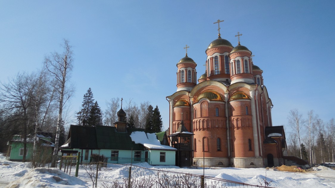 Селятино. Церковь Серафима Саровского. общий вид в ландшафте