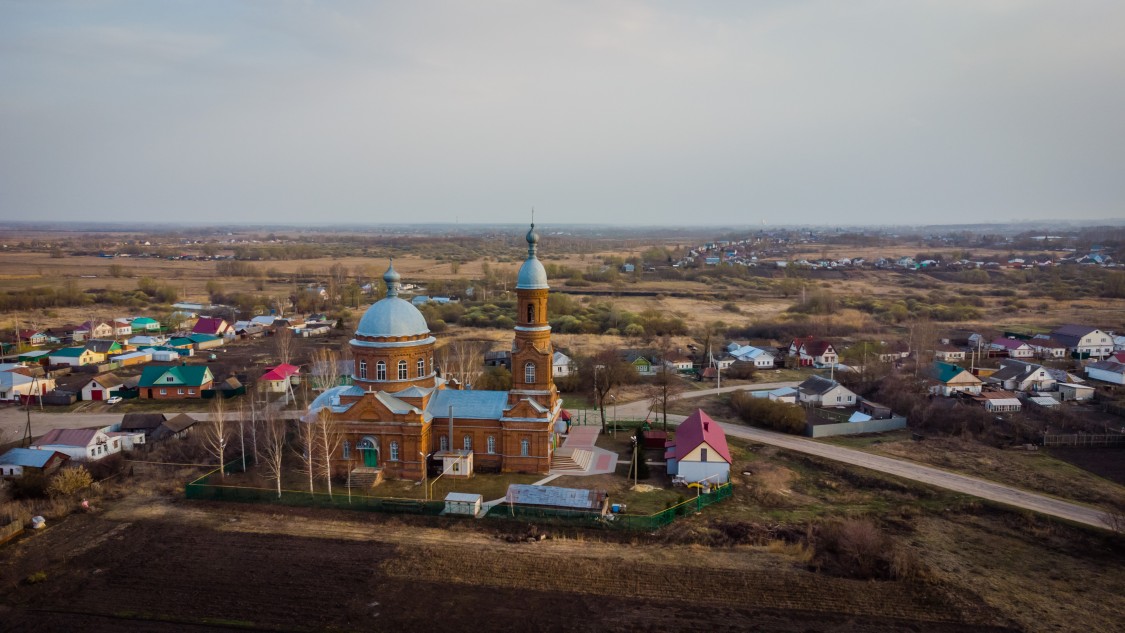 Церковь Воздвижения Креста Господня, Карели (Моршанский район и г. Моршанск, Тамбовская область). общий вид в ландшафте