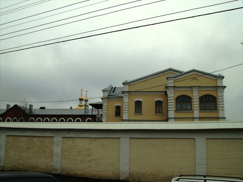 Вознесенский женский монастырь, Тамбов (Тамбов, город, Тамбовская область). дополнительная информация, Вид  с  запада.  Слева  -  настоятельский  корпус,  справа  -  сестринский.  На  дальнем плане  видны  купола  Скорбященского  храма.