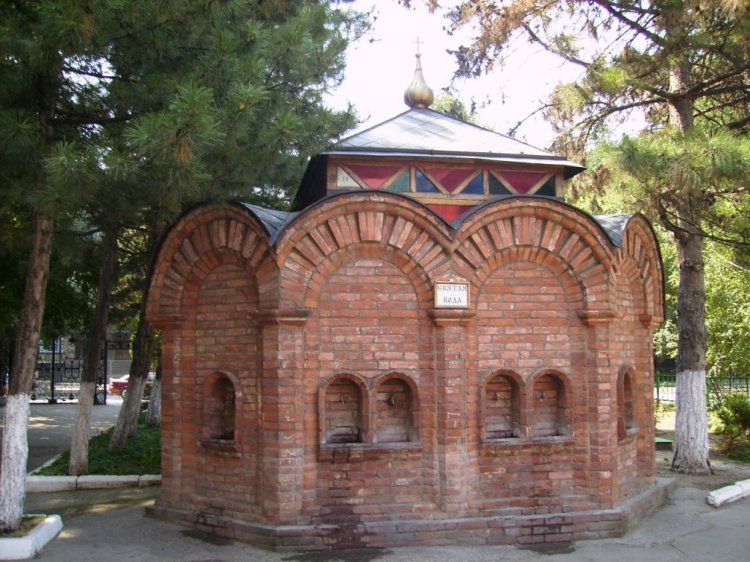 Кафедральный собор Екатерины, Краснодар (Краснодар, город, Краснодарский край). дополнительная информация, Емкость  со  святой  водой