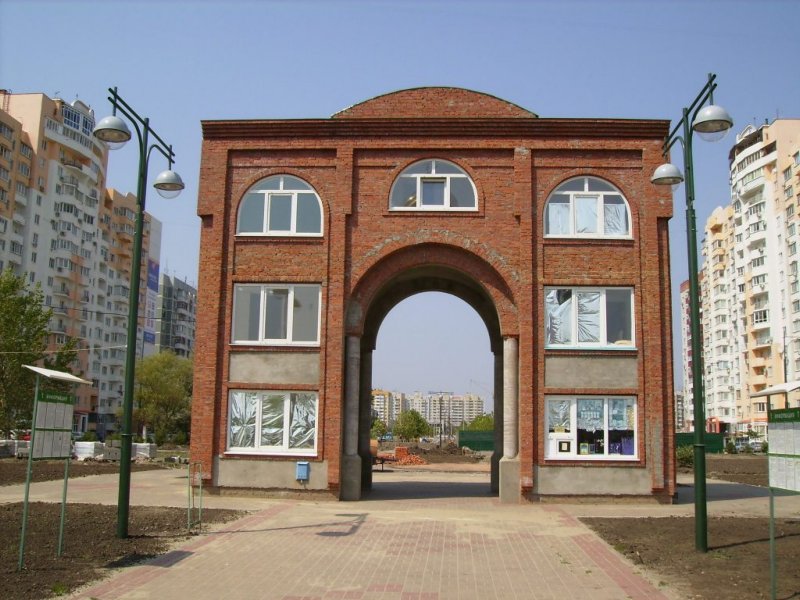 Часовня Димитрия  Солунского, Краснодар (Краснодар, город, Краснодарский край). дополнительная информация, Триумфальная  арка  с  именами  погибших  в  локальных  военных  конфликтах.