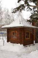 Церковь Рождества Пресвятой Богородицы в посёлке Мыс, Рядом стоящее небольшое строение. Выполнено в едином стиле с часовней.<br>, Тюмень, Тюмень, город, Тюменская область