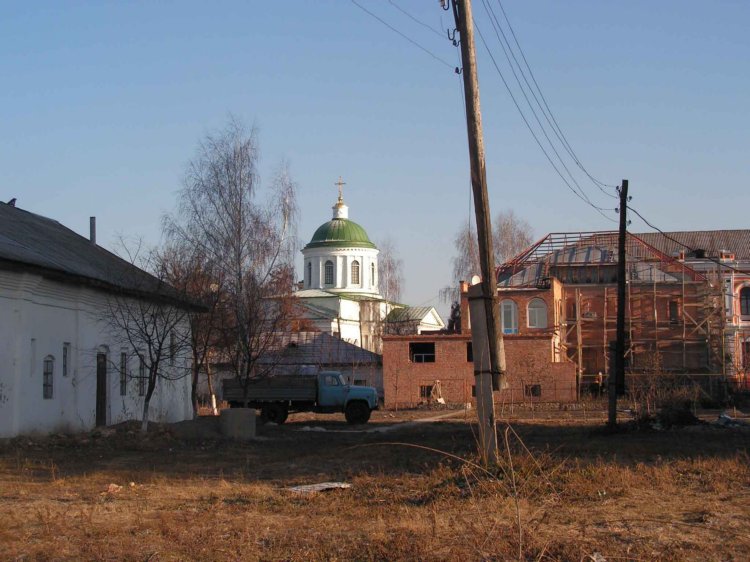 Церковь Всех Святых, Нежин (Нежинский район, Украина, Черниговская область). общий вид в ландшафте, На переднем плане - двор Благовещенского монастыря