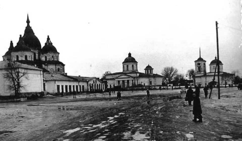 Нежин. Церковь Всех Святых. архивная фотография, Панорама базарной площади: в центре – собор Всех Святых, слева – Николаевский собор, справа – церковь св. Михаила, 1956 г.