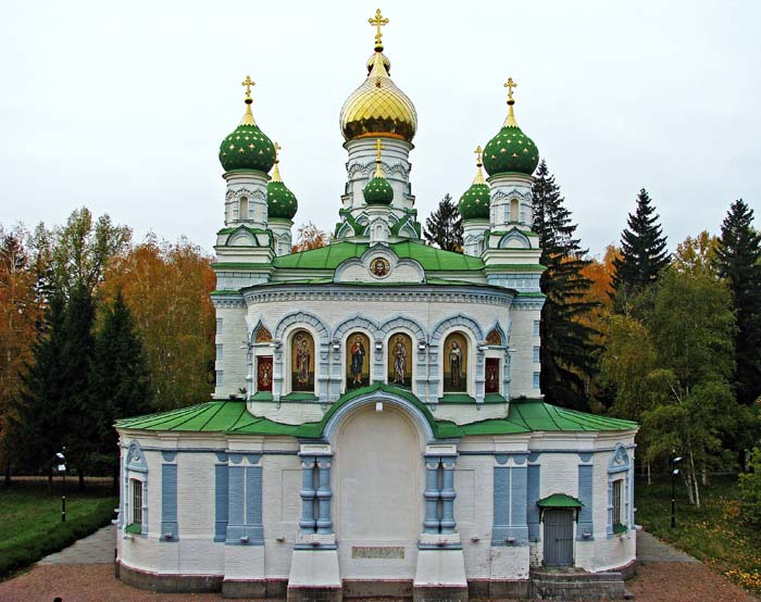 Полтава. Церковь Сампсона Странноприимца. фасады, Вид на храм с Шведской могилы,-с вершины холма,под которым покоятся погибшие в Полтавской битве российские воины.
