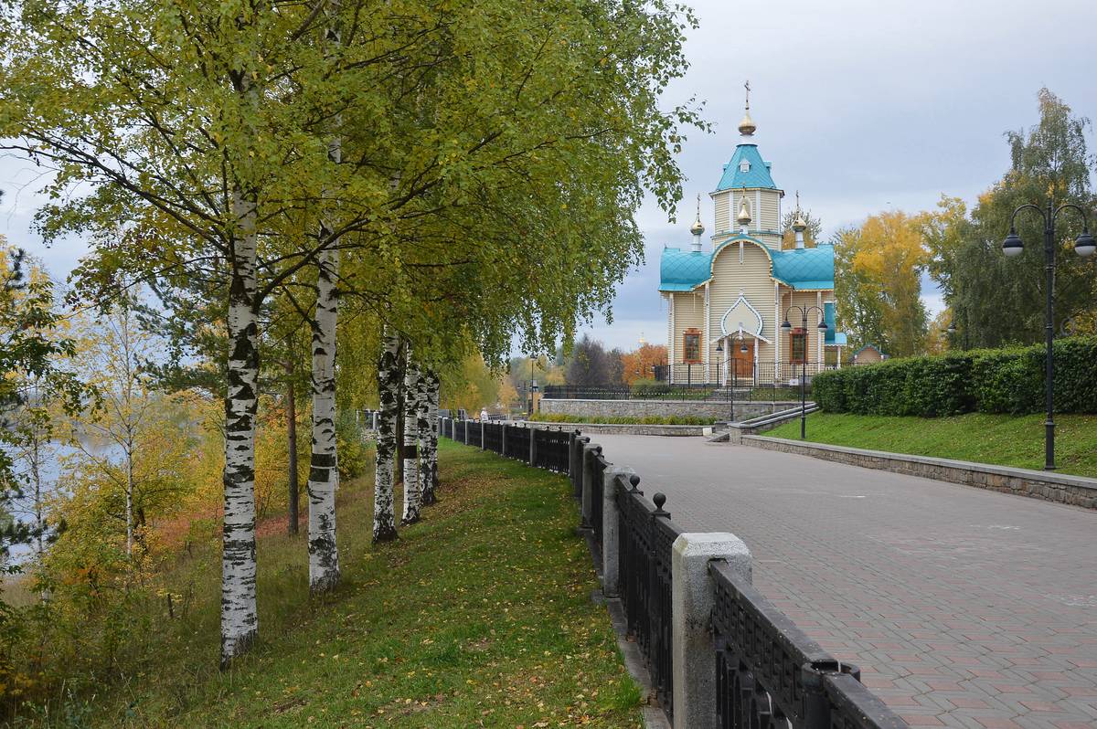 Церковь Феодоровской иконы Божией Матери (деревянная), Вятка (Киров) (Вятка (Киров), город, Кировская область). общий вид в ландшафте