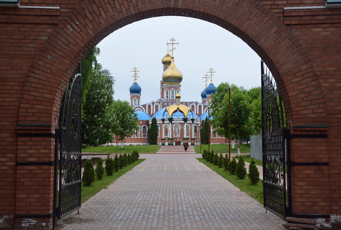 Самара. Воскресенский мужской монастырь. Собор Воскресения Христова. художественные фотографии, вид на собор от входных ворот монастыря