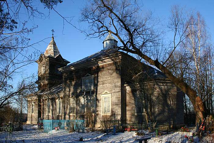 Церковь Феодора Стратилата, Верёхново (Волотовский район, Новгородская область). общий вид в ландшафте, Вид с территории кладбища.