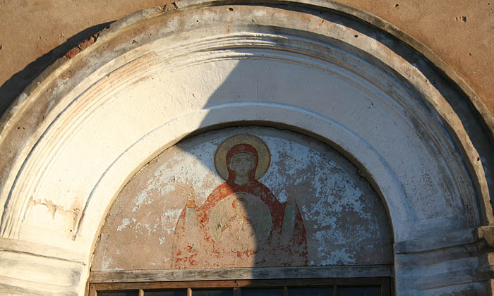 Церковь Тихвинской иконы Божией Матери, Учно (Волотовский район, Новгородская область). архитектурные детали, Надвратная икона