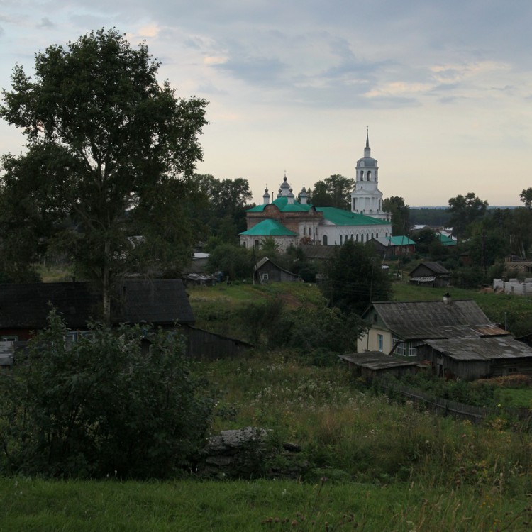 Церковь Троицы Живоначальной, Кстинино (Кирово-Чепецкий район, Кировская область). общий вид в ландшафте, Общий вид с холмов с северо-востока.