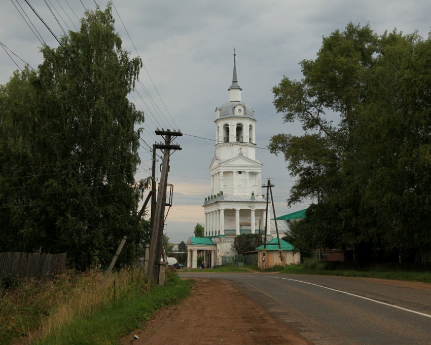 Церковь Троицы Живоначальной, Кстинино (Кирово-Чепецкий район, Кировская область). общий вид в ландшафте, Вид из центра села