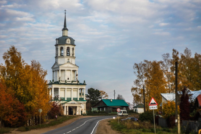 Кстинино. Церковь Троицы Живоначальной. общий вид в ландшафте