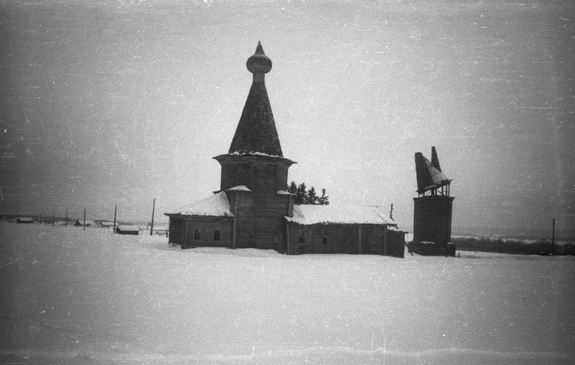 Храмовый комплекс Калежского погоста, Кальи (Виноградовский район, Архангельская область). фасады, Из личного архива. Никольская церковь 1774 г и колокольня.  
