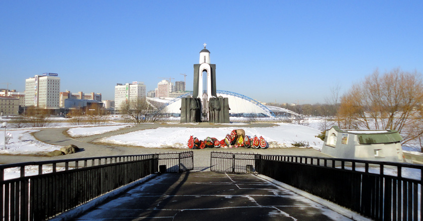 Часовня в память воинов-интернационалистов на острове Слёз, Минск (Минск, город, Беларусь, Минская область). общий вид в ландшафте