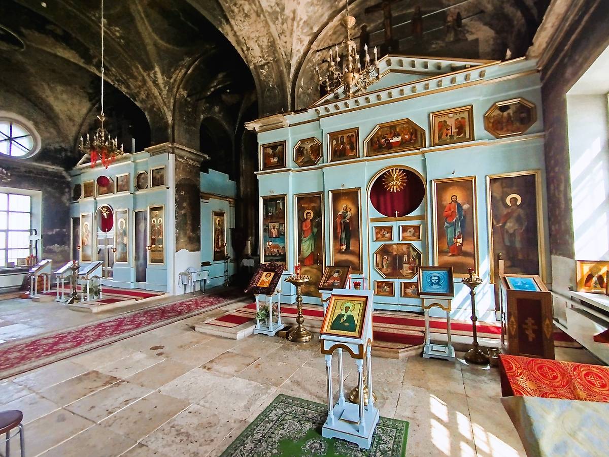 Северный Никольский и южный, в честь св. Космы и Дамиана, приделы., интерьер и убранство. Церковь иконы Божией Матери "Всех скорбящих Радость", Шарапово (Чеховский городской округ, Московская область)