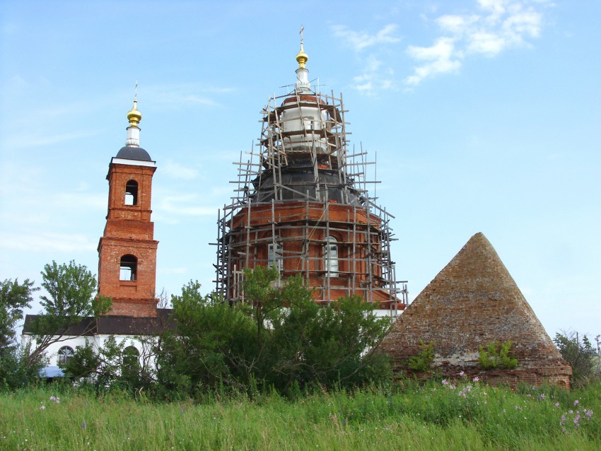 Церковь Михаила Архангела, Сабурово (Орловский район, Орловская область). документальные фотографии, Южный фасад храма и пирамида Сабуровской крепости