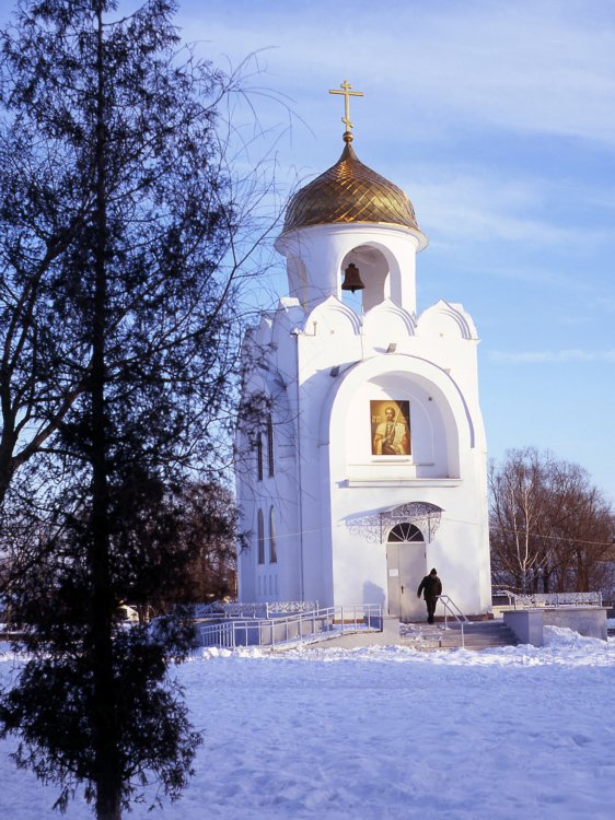 Орёл. Церковь Александра Невского в память защитников Орла в 1941 году. общий вид в ландшафте