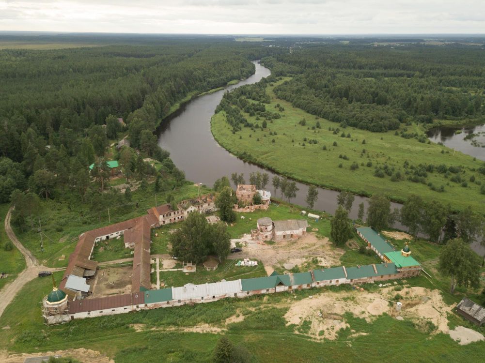 Красноборская Троицкая Филиппа Ирапского пустынь, Зелёный Берег (Кадуйский район, Вологодская область). общий вид в ландшафте