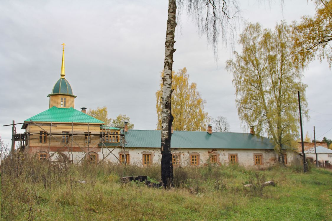 Красноборская Троицкая Филиппа Ирапского пустынь, Зелёный Берег (Кадуйский район, Вологодская область). фасады, Обновленная домовая церковь и братские кельи