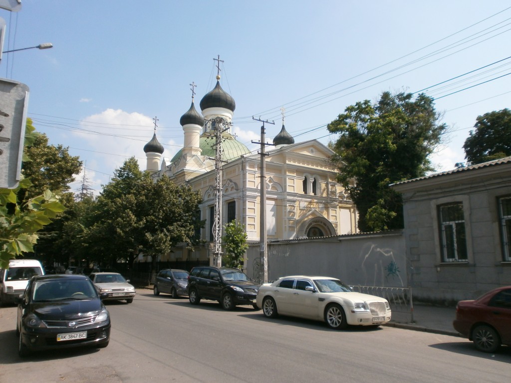 Симферополь. Церковь Трех Святителей. общий вид в ландшафте