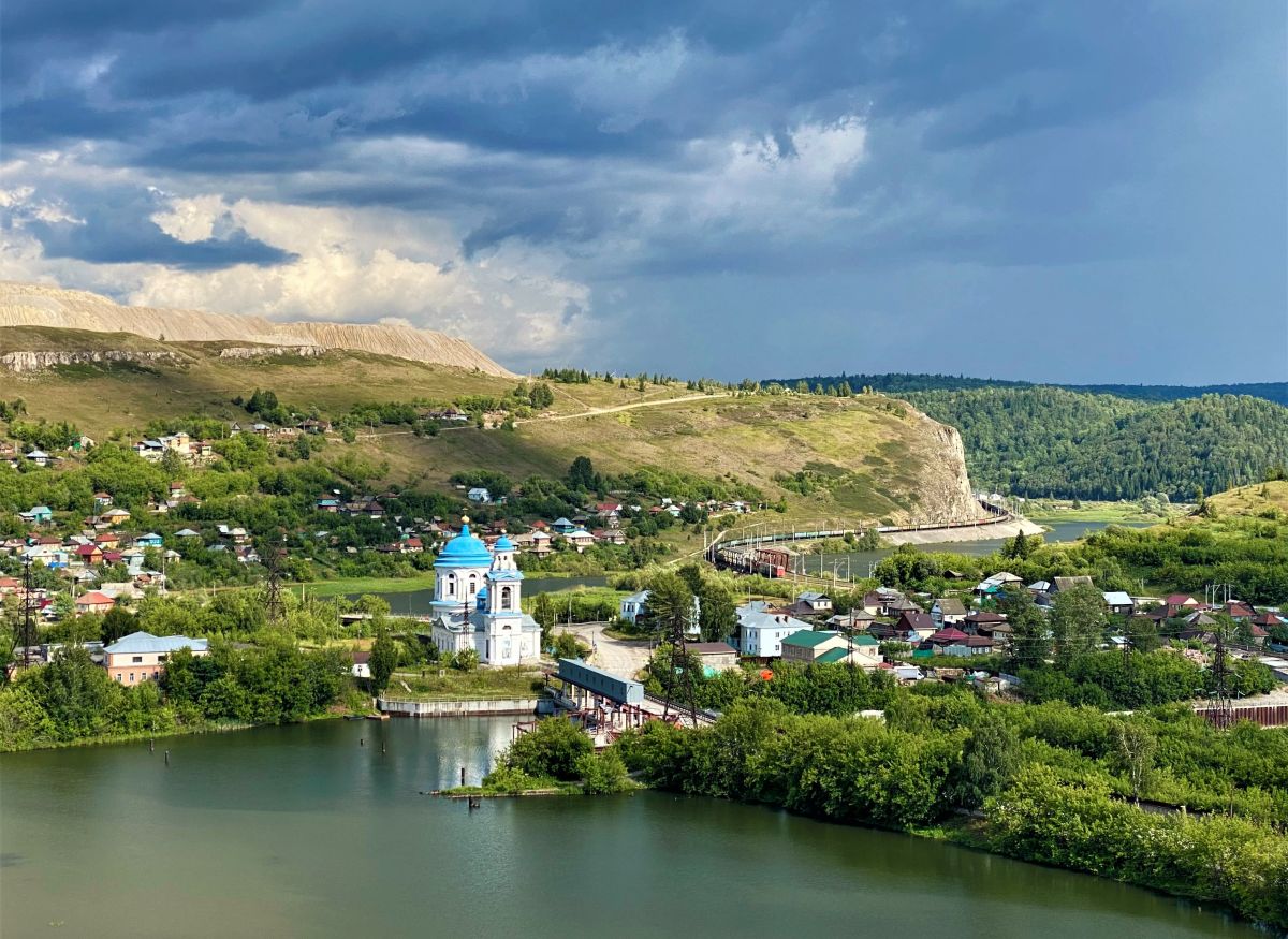 Церковь Введения во храм Пресвятой Богородицы, Миньяр (Ашинский район, Челябинская область). общий вид в ландшафте, Вид с горы, через пруд на р. Миньяр