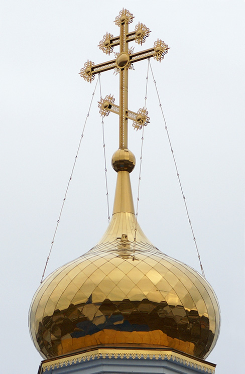 Церковь Илии Пророка, Богандинское (Килки) (Тюменский район, Тюменская область). архитектурные детали, Золоченый купол с крестом видно с трассы даже из-за р.Пышма за 2км