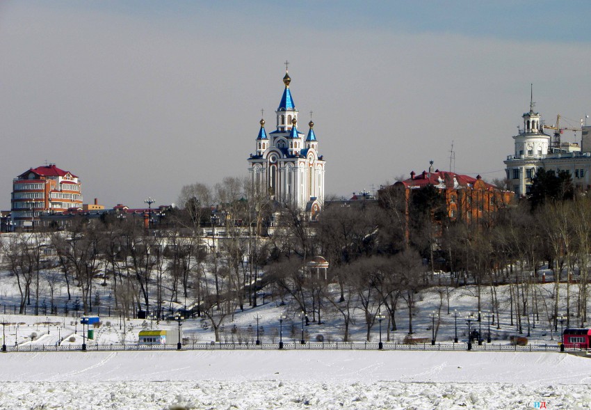 Хабаровск. Собор Успения Пресвятой Богородицы. общий вид в ландшафте, Градо-Хабаровский собор успения Божьей Матери. Собор воздвигнут точно на том самом месте, где стоял построенный почти двести лет назад и разрушенный в тридцатые годы прошлого века кафедральный Успенский собор. Высота нового храма с крестами - 54 м, его венчают 7 золотистых куполов. Освящён 19.10.2002.