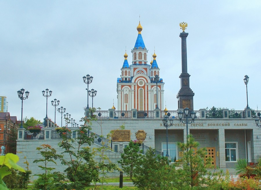 Хабаровск. Собор Успения Пресвятой Богородицы. общий вид в ландшафте, Вид из сквера Города воинской Славы