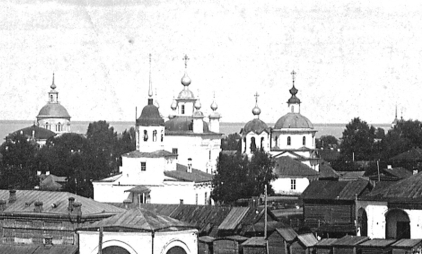 Богородицкая церковь справа. Начало XX века., архивная фотография. Церковь Рождества Пресвятой Богородицы (Георгия Победоносца), Белозерск (Белозерский район, Вологодская область)