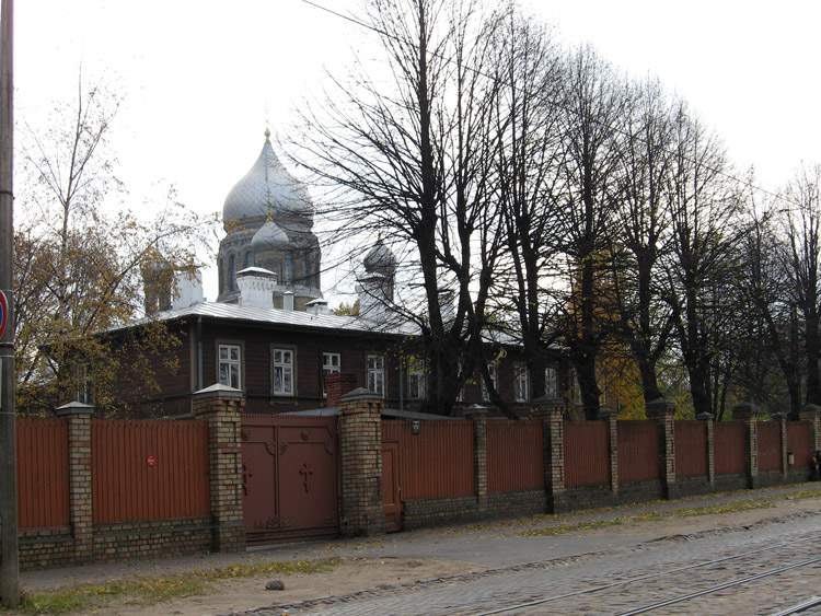 Рижский Троице-Сергиев женский монастырь, Рига (Рига, город, Латвия). общий вид в ландшафте, Общий вид монастыря с ул. Кр.Барона