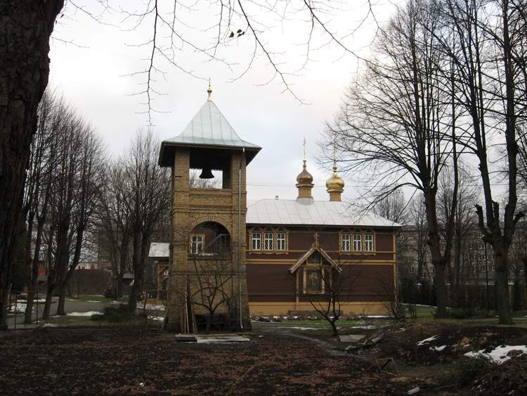 Рижский Троице-Сергиев женский монастырь, Рига (Рига, город, Латвия). общий вид в ландшафте, Вид на домовую церковь св. Сергия Радонежского (1893, арх. Ю.Пфейфер) и колокольню (1950-е, арх. В.Шервинский).
