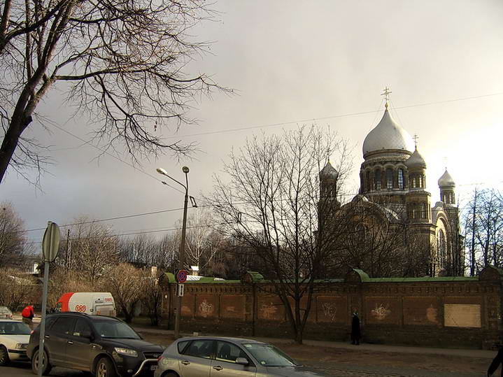 Рижский Троице-Сергиев женский монастырь, Рига (Рига, город, Латвия). общий вид в ландшафте, Вид с ул. Кришьяня Барона