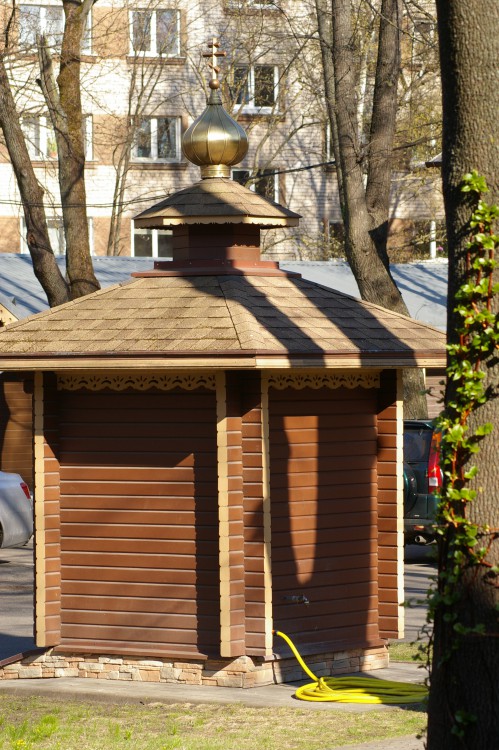 Рижский Троице-Сергиев женский монастырь, Рига (Рига, город, Латвия). архитектурные детали, Колодец у церкви.