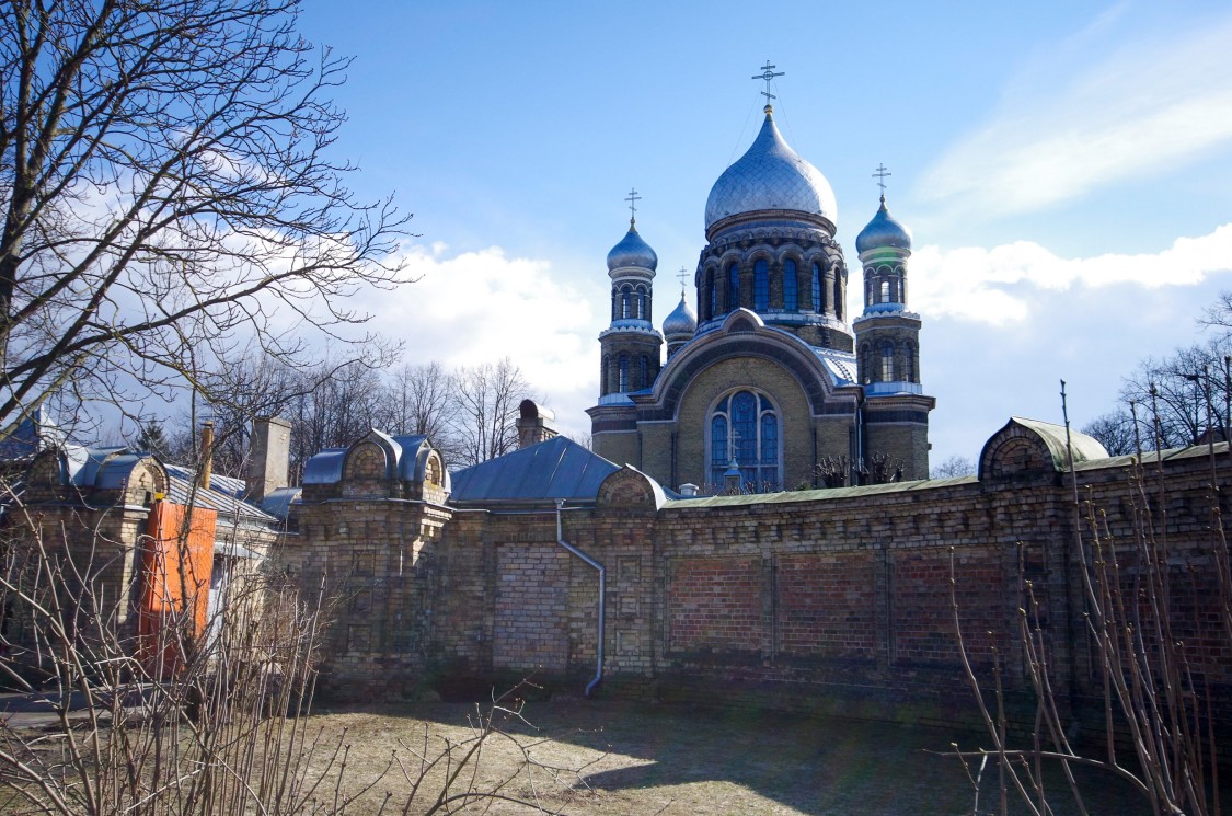 Рига. Рижский Троице-Сергиев женский монастырь. фасады, Ограда монастыря.