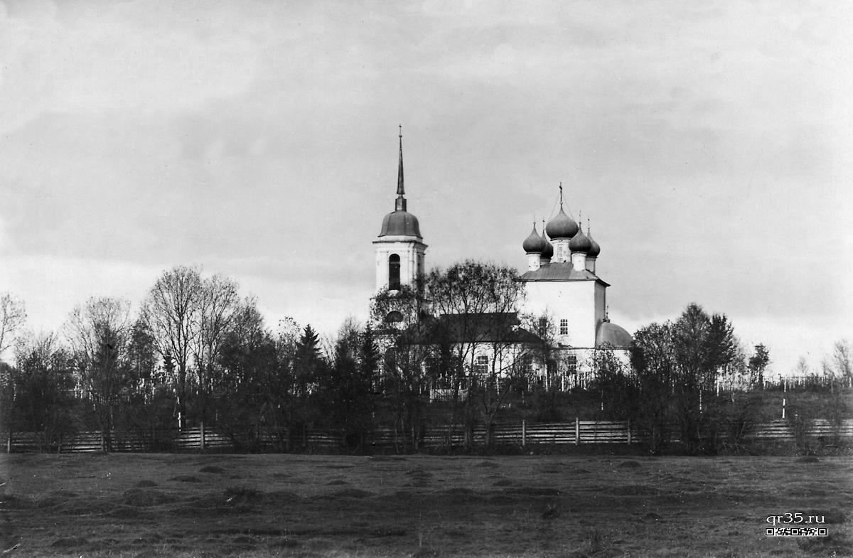 Церковь в начале XX века. Источник: qr35.ru, архивная фотография. Церковь Троицы Живоначальной, Белозерск (Белозерский район, Вологодская область)