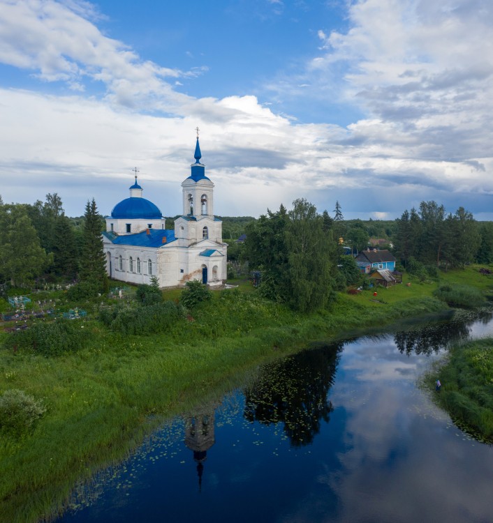 Церковь Успения Пресвятой Богородицы, Саблё (Батецкий район, Новгородская область). общий вид в ландшафте