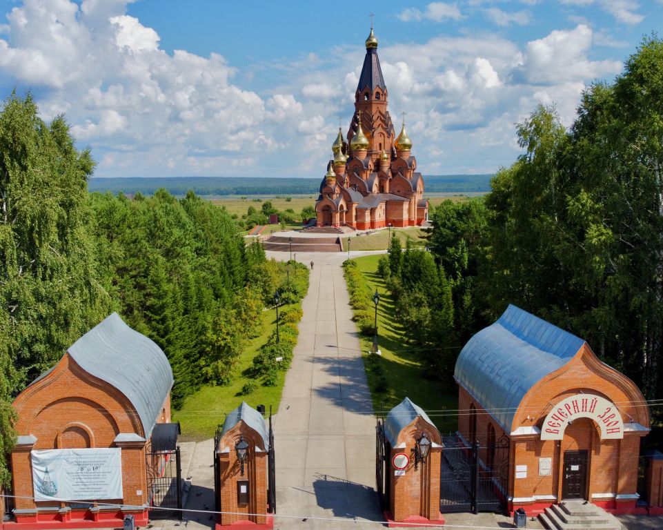 Лесосибирск. Кафедральный собор Воздвижения Креста Господня. общий вид в ландшафте, С высоты вид с центральных ворот