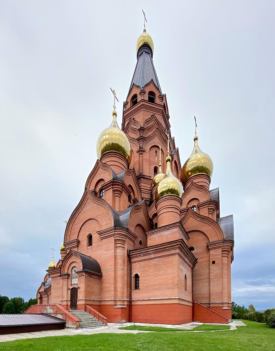 Вид с юго-востока, фасады. Кафедральный собор Воздвижения Креста Господня, Лесосибирск (Лесосибирск, город, Красноярский край)
