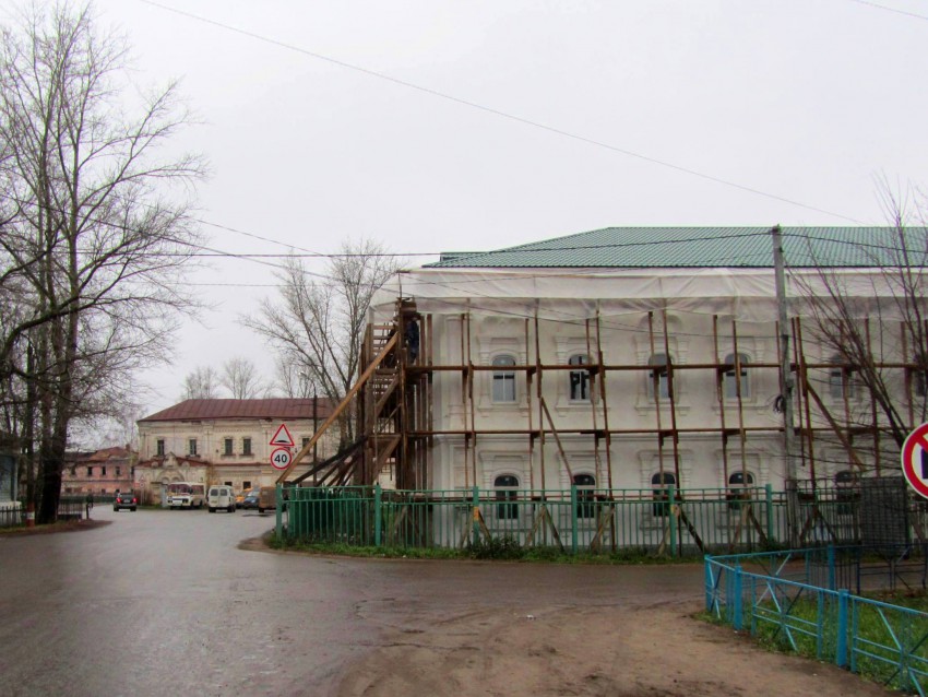 Выксунский Иверский монастырь, Выкса (Выкса, ГО, Нижегородская область). дополнительная информация, Игуменский корпус, на заднем плане - Трапезный корпус, вид с улицы Спартака