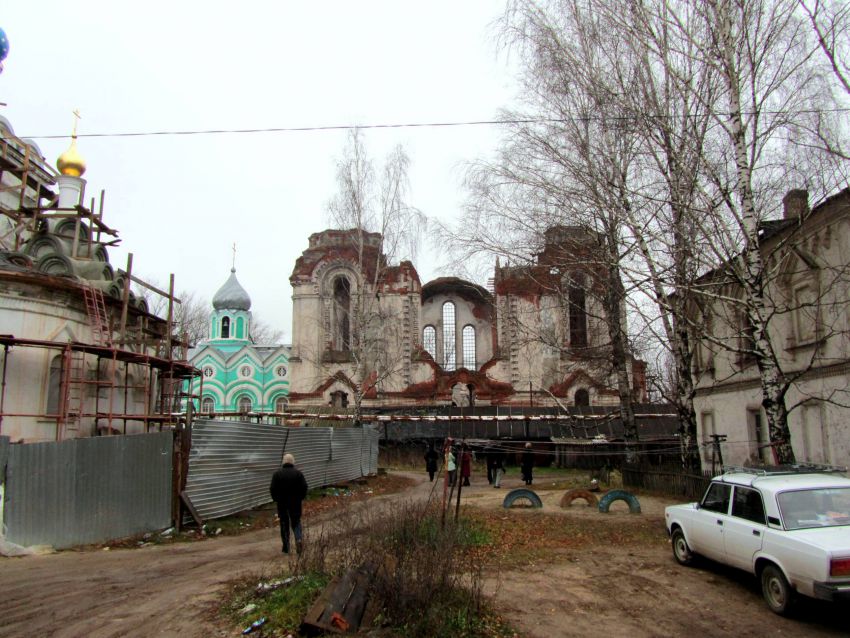 Выксунский Иверский монастырь, Выкса (Выкса, ГО, Нижегородская область). дополнительная информация, слева направо: Успенская церковь, Троицкий собор, Тульский корпус
