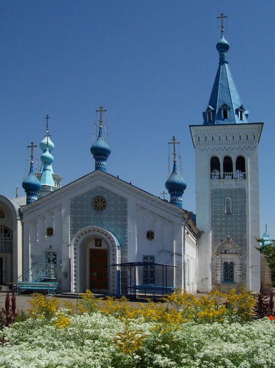Кафедральный собор Воскресения Христова, Бишкек (Кыргызстан, Прочие страны). фасады, Общий вид старой части Воскресенского собора с запада		      