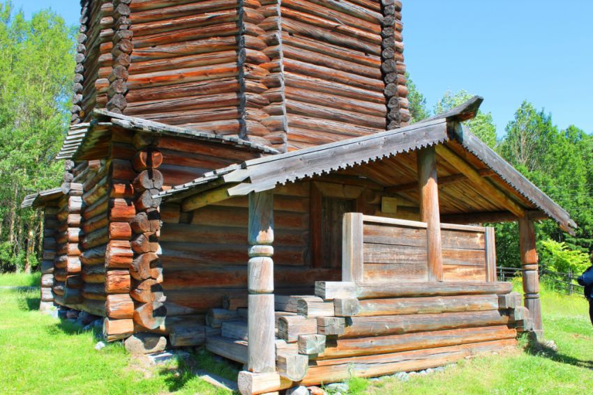 Музей деревянного зодчества. Колокольня церкви Николая Чудотворца из с. Кулига Дракованова Красноборского р-на, Малые Карелы (Приморский район, Архангельская область). фасады, Крыльцо