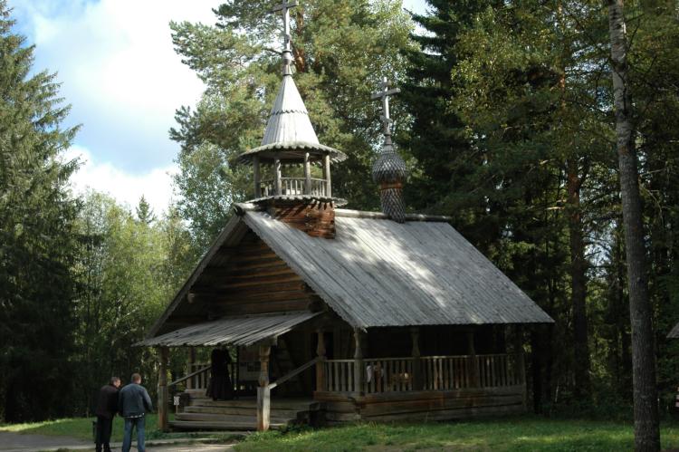 Музей деревянного зодчества. Часовня Макария Унженского и Желтоводского из д.Фёдоровская Плесецкого района, Малые Карелы (Приморский район, Архангельская область). фасады