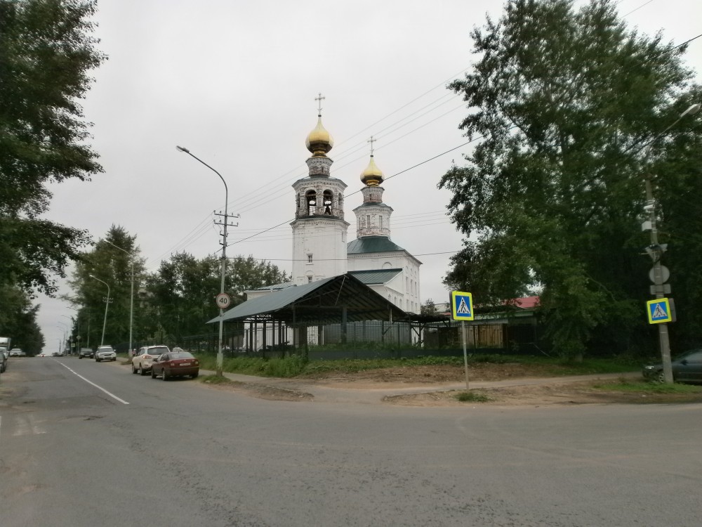 Архангельск. Церковь Троицы Живоначальной. общий вид в ландшафте