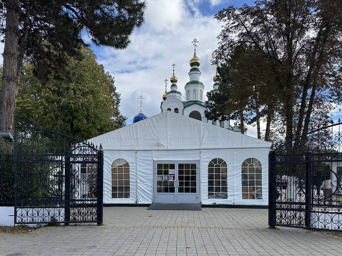 Вид с запада с навесом для богослужений на время ремонта в интерьере, документальные фотографии. Кафедральный собор Николая Чудотворца, Армавир (Армавир, город, Краснодарский край)