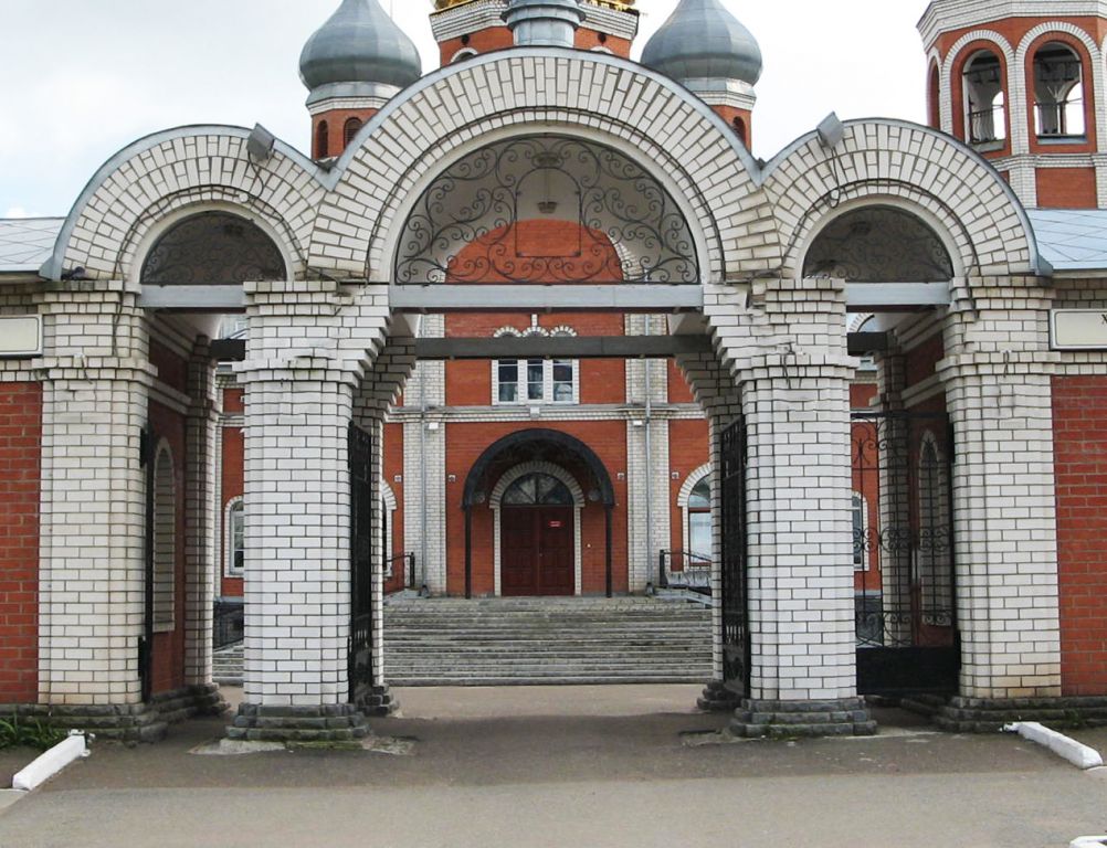 Церковь Пантелеимона Целителя, Вятка (Киров) (Вятка (Киров), город, Кировская область). дополнительная информация, Центральные врата храмовой ограды 