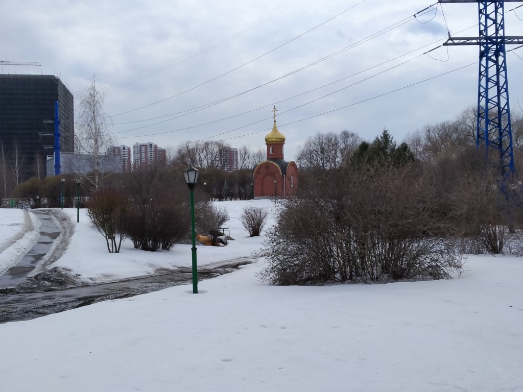 Часовня Георгия Победоносца на Золотых ключах, Раменки (Западный административный округ (ЗАО), г. Москва). общий вид в ландшафте